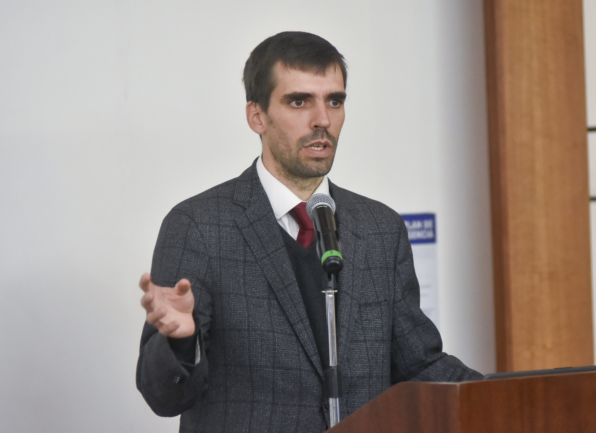 Santiago Orpis, investigador del Centro de Políticas Públicas UC presentando en el seminario Nuevas regulaciones para impulsar la transparencia en la organizaciones de la sociedad civil.