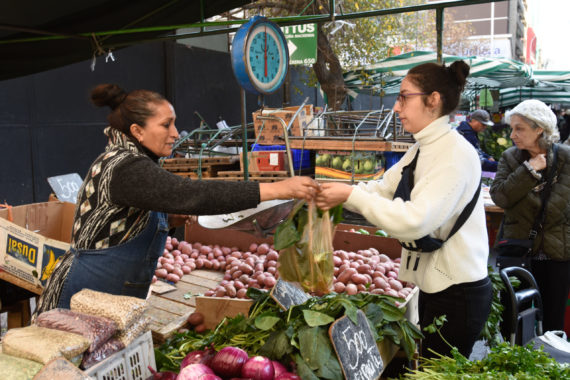 Mujer trabajando en feria