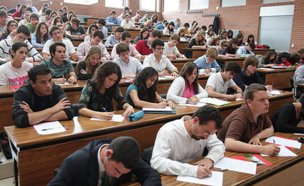 estudiantes haciendo una prueba en el auditorio