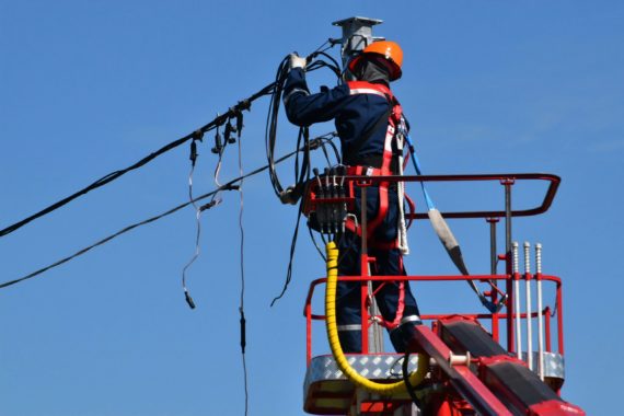 Persona trabajando en altura con cables