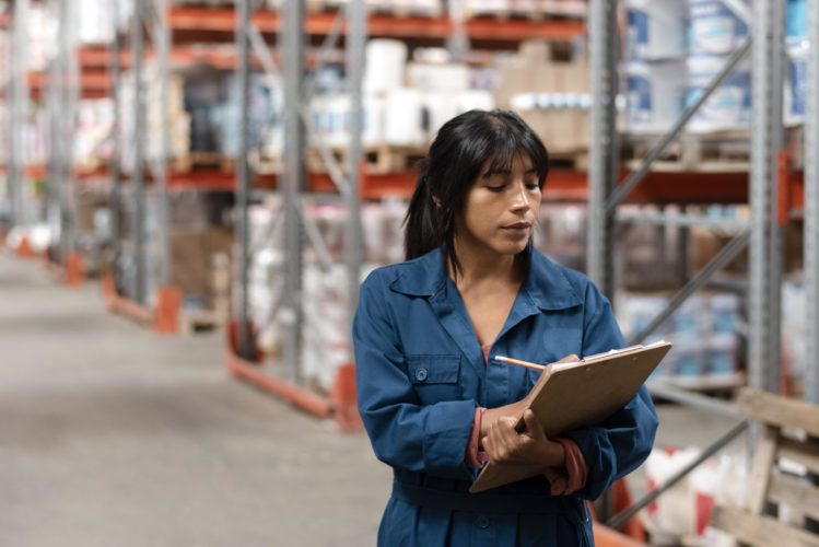 Mujer haciendo cheklist en trabajo de empresa